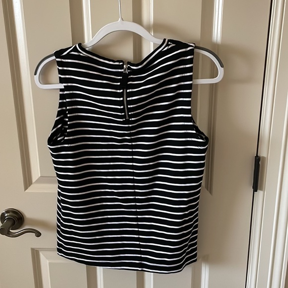 A Gap Black and White Top! - Picture 4 of 5